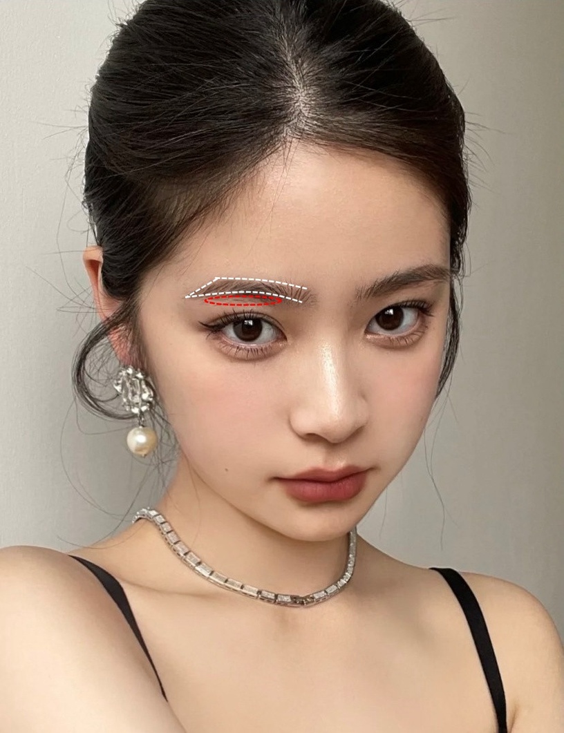 眉眼距離決定年紀!化妝師親授「改善眉眼間距」5技巧,倒置眼影畫法減齡又消腫
