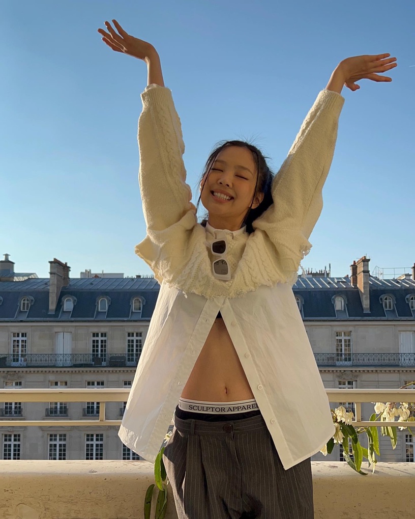 低腰褲流行回來了?韓國女星紛紛穿起低腰褲:Jennie、田小娟超颯;潤娥雜誌畫報被嫌棄