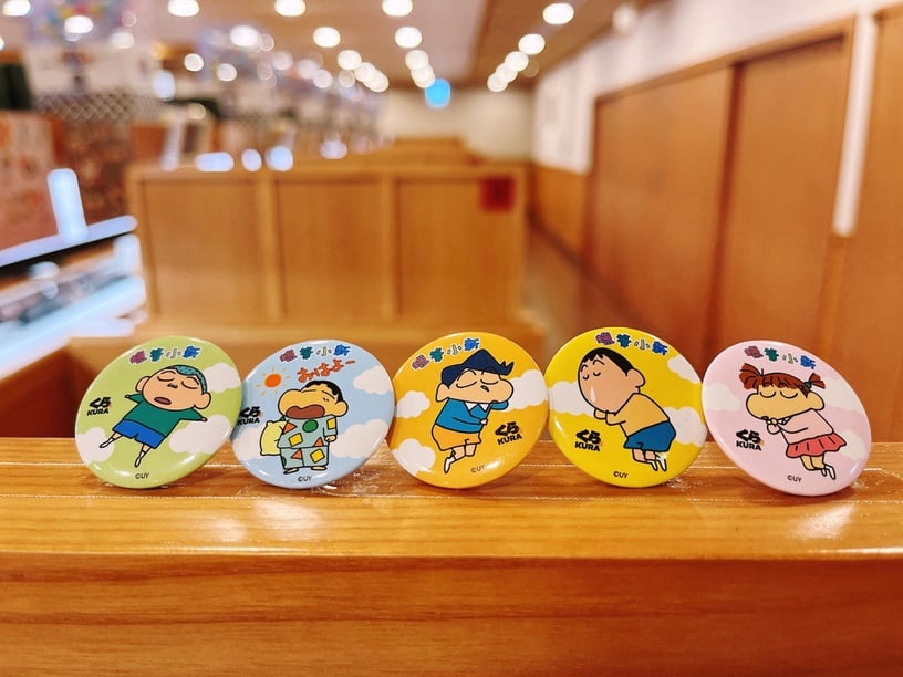 蠟筆小新現身藏壽司!藏壽司x蠟筆小新聯名扭蛋,店長小新、睡衣小新14款「這天」開扭