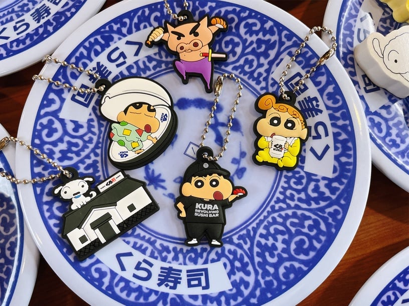 蠟筆小新現身藏壽司!藏壽司x蠟筆小新聯名扭蛋,店長小新、睡衣小新14款「這天」開扭