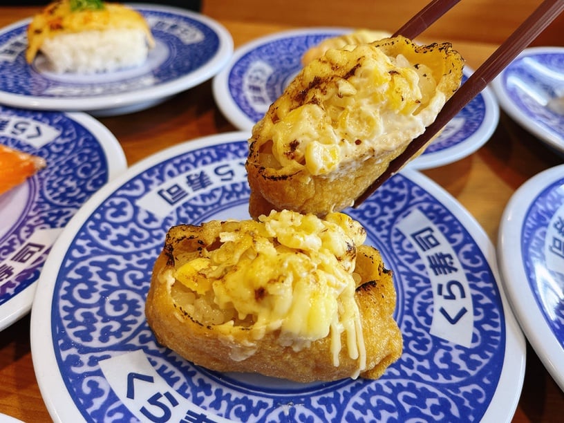 蠟筆小新現身藏壽司!藏壽司x蠟筆小新聯名扭蛋,店長小新、睡衣小新14款「這天」開扭