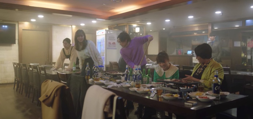 《社內相親》畫面細節!燈光變愛心、夏泰CP同桌距離變近,夏莉幫社長擋雨視線超貼心