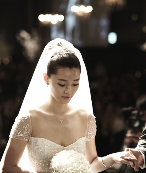 女神的絕美婚紗!孫藝珍穿「婚紗女王」嫁玄彬,全智賢婚紗186萬,珠寶更是驚人的貴!