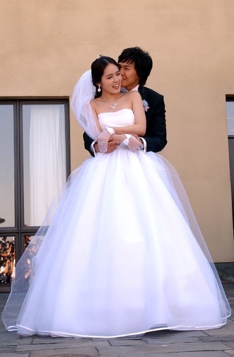 女神的絕美婚紗!孫藝珍穿「婚紗女王」嫁玄彬,全智賢婚紗186萬,珠寶更是驚人的貴!