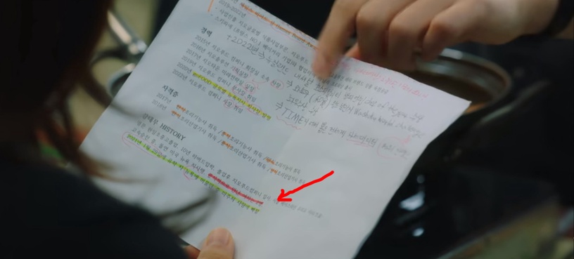 《社內相親》彩蛋細節!泰武有過2任前女友?成勳摘眼鏡&這幕吻戲,竟是「現場即興」!