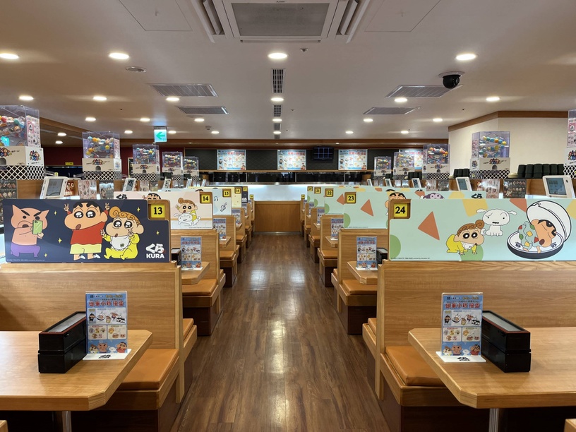 和蠟筆小新一起吃壽司!藏壽司「蠟筆小新特色聯名店」登場,加碼送蠟筆小新飲料提袋