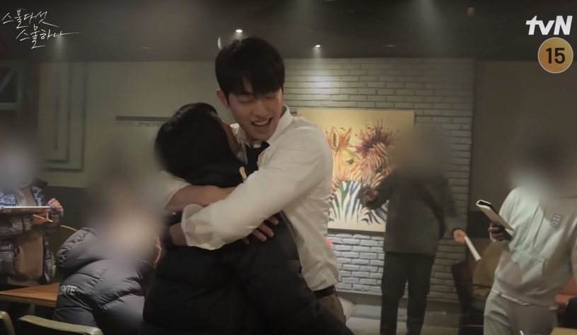 《二十五》8個即興演出!腋下撕裂傷、白易辰轉陽傘&塞包子都是即興,智雄這幕效果超好