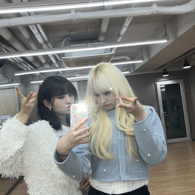 韓國最新流行拍照手勢「Gyaru peace」:IVE、NMIXX展現年輕感,Joy 甜美又俏皮!