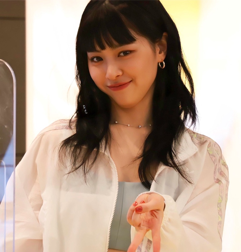 韓國最新流行拍照手勢「Gyaru peace」:IVE、NMIXX展現年輕感,Joy 甜美又俏皮!