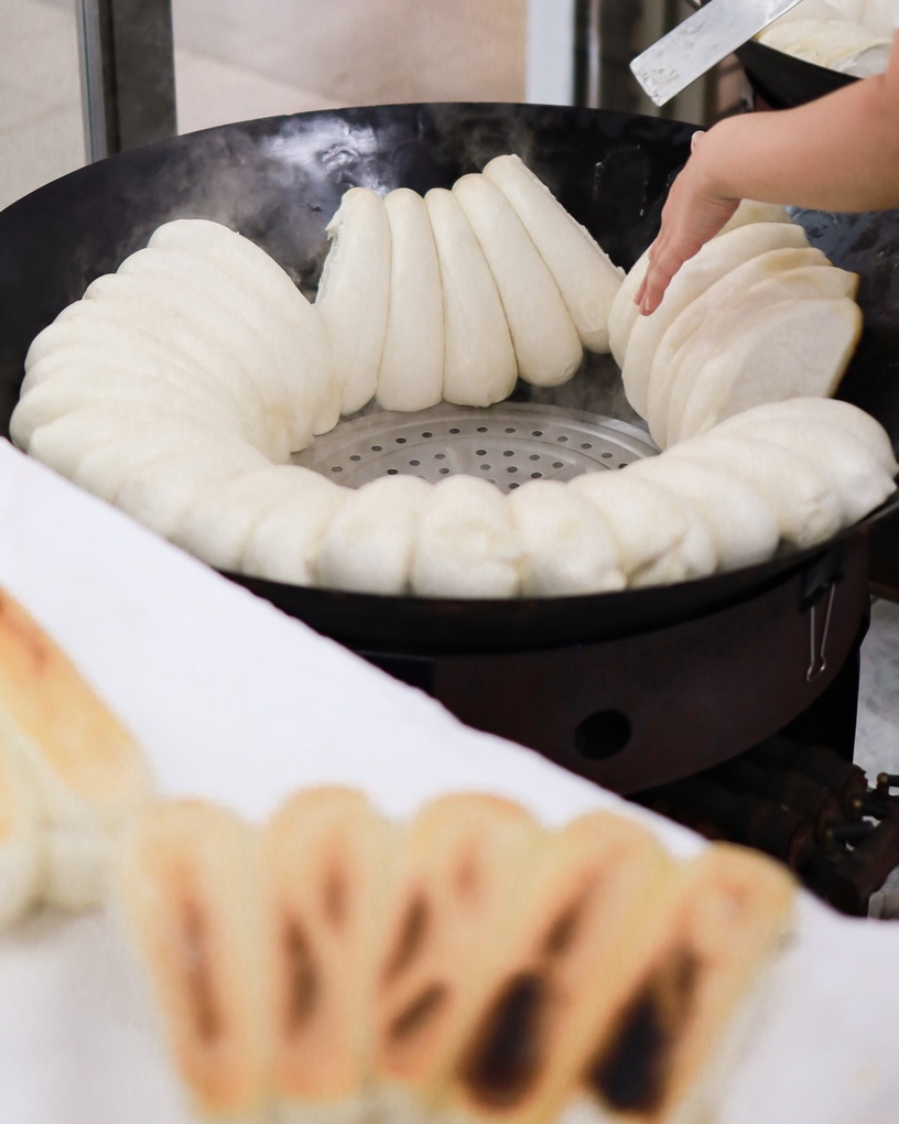 台北烤饅頭推薦「包記饅頭」IG超夯!貼鍋饅頭超欠吃、每日限量出爐,三種吃法要筆記