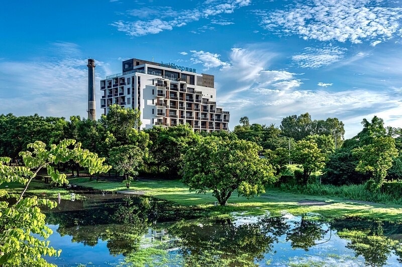 台南旅宿推薦「捷絲旅台南十鼓館」!糖廠+府城風還有絕美戶外泳池,享和牛火鍋吃到飽