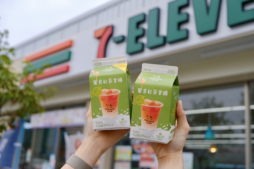 迷客夏「蜂蜜鮮奶茶」7-11也喝得到!全台門市加碼改用「小麥吸管」更環保