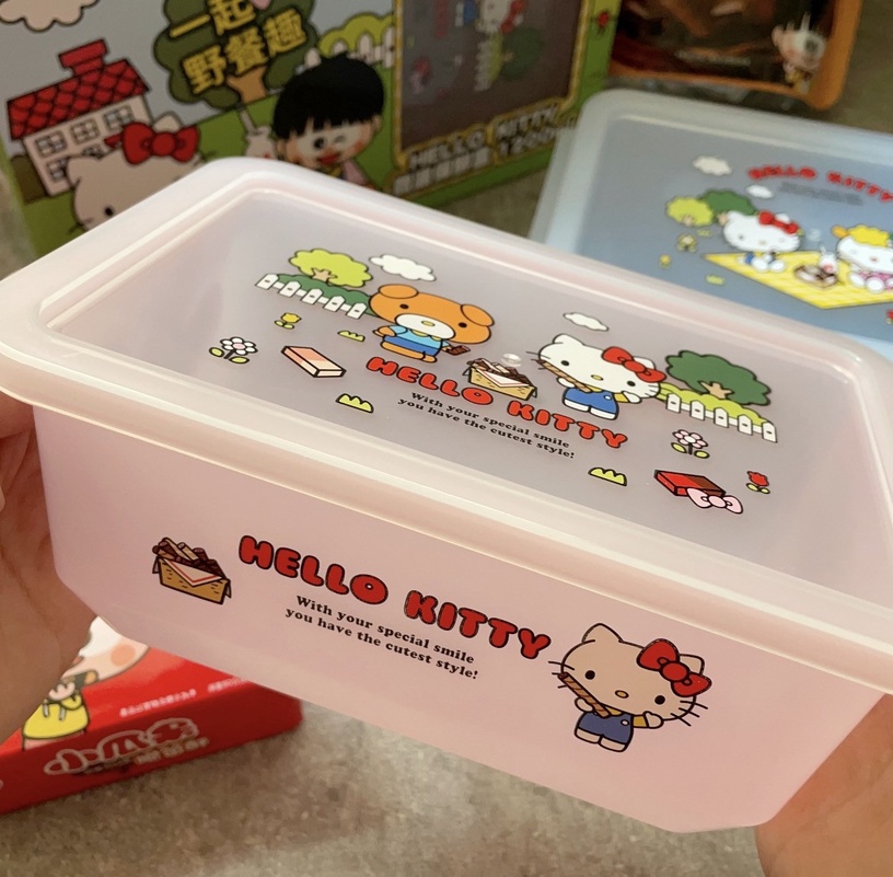 Hello Kitty粉絲快收!小瓜呆XKitty微波保鮮盒期間限定開賣,粉紅、粉藍二色都想收!