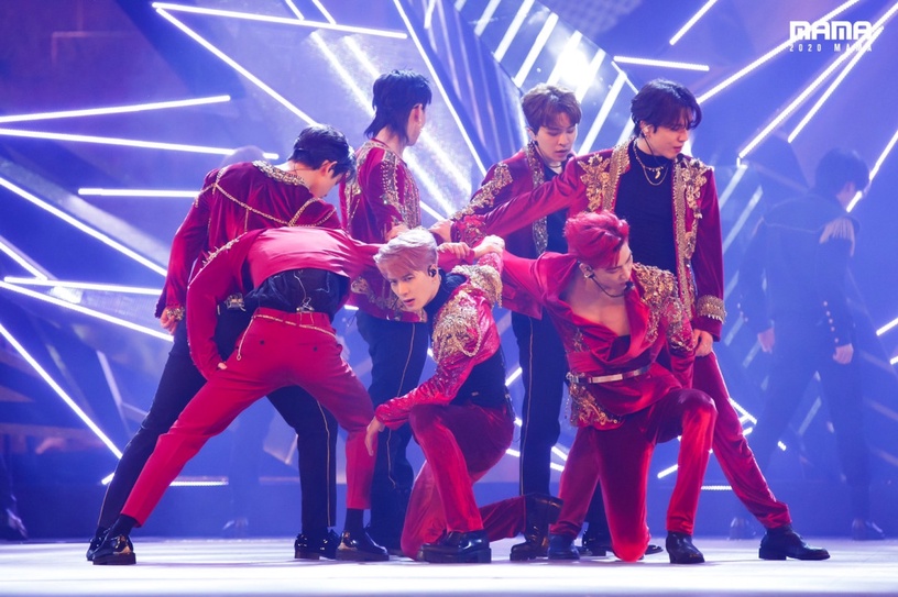 偶像們閃閃發光的打歌服全來自她:BTS碎鑽流蘇舞台服、IVE寶石服裝都超搶眼!