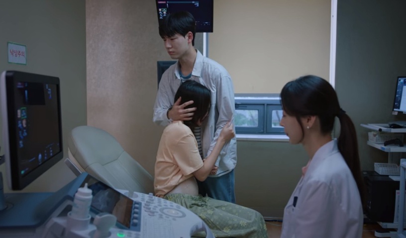 《藍調》現實中的「高中生爸媽」後來呢?生下孩子考驗才開始,她成了媽媽,夢也結束了