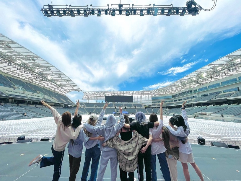 TWICE 9位成員終於開通個人IG帳號,首張PO文「摟腰背影照」超暖心!