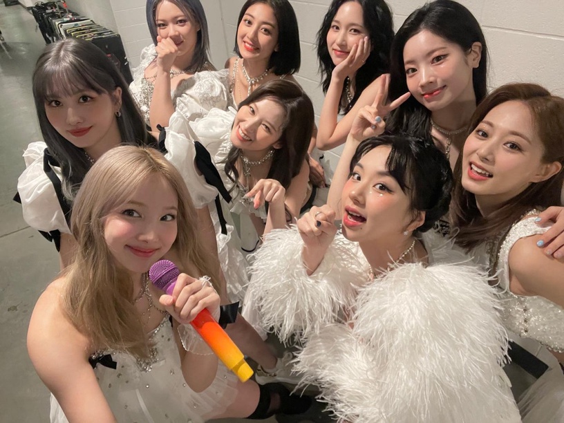 TWICE 9位成員終於開通個人IG帳號,首張PO文「摟腰背影照」超暖心!