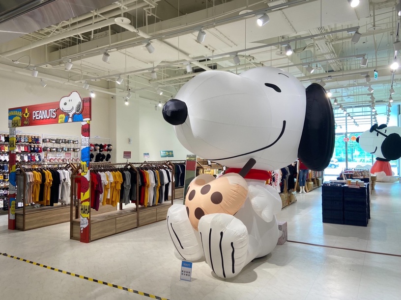 史努比三大巨型公仔!《Peanuts花生漫畫》快閃店登場,3米高「史努比珍奶公仔」必拍