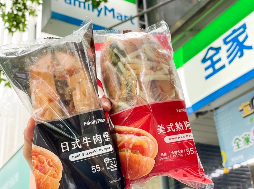 全家必吃新品推薦!全家開賣「美式熱狗堡、日式牛肉堡」,多汁熱狗+起司誘人必嚐
