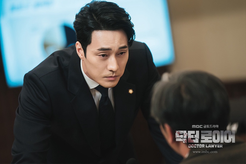 蘇志燮新劇帥炸!Disney+《醫法刑事》蘇志燮「天才醫生變律師」,復仇野心Boss申成祿
