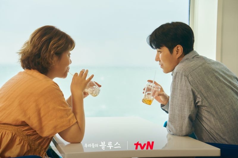 Netflix《我們的藍調時光》「劇情細節」秘密!劇名是為了致敬「平凡人們」,李炳憲演技藏在細節裡