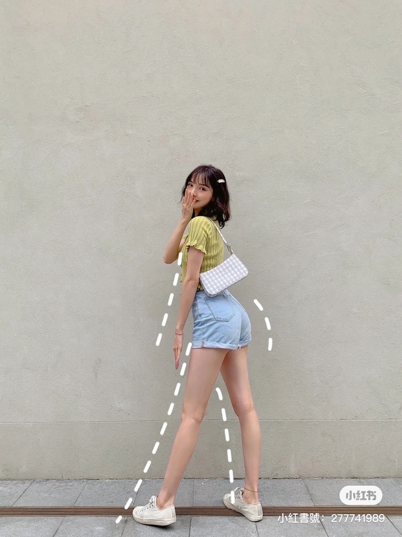 顯高顯瘦拍照Pose1:回頭摀嘴笑