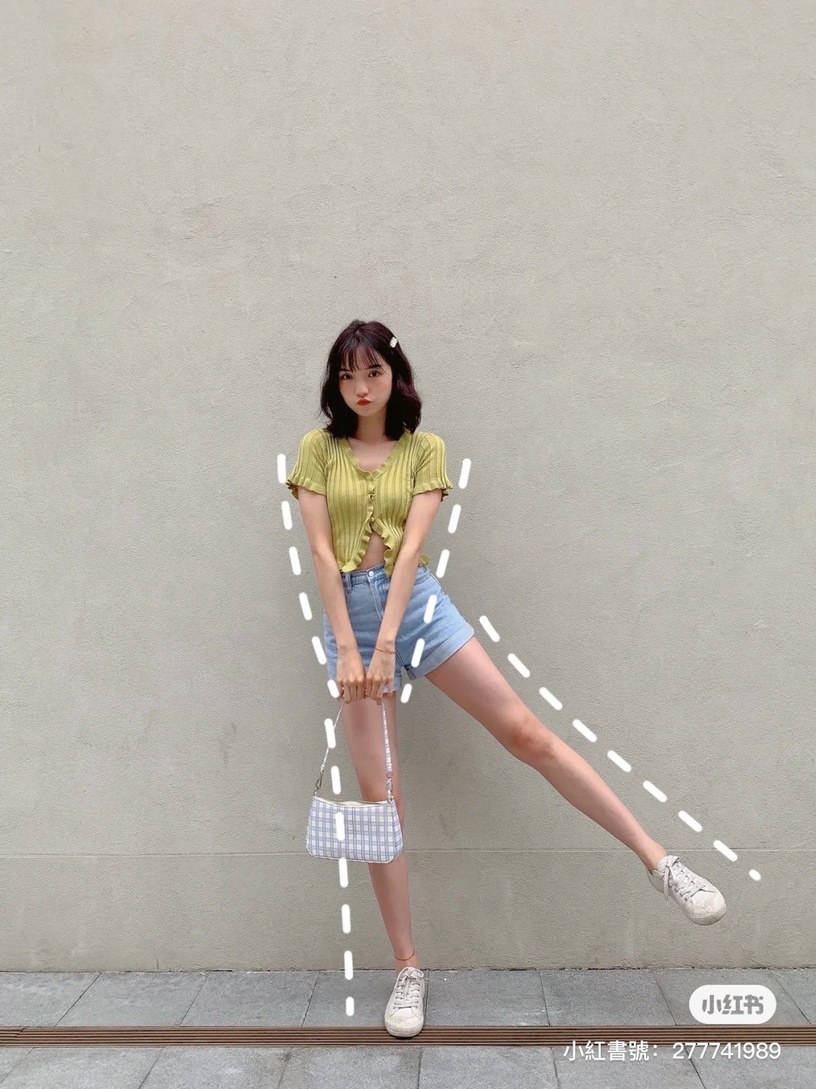 顯高顯瘦拍照Pose1:回頭摀嘴笑