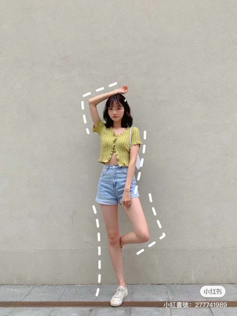 顯高顯瘦拍照Pose1:回頭摀嘴笑