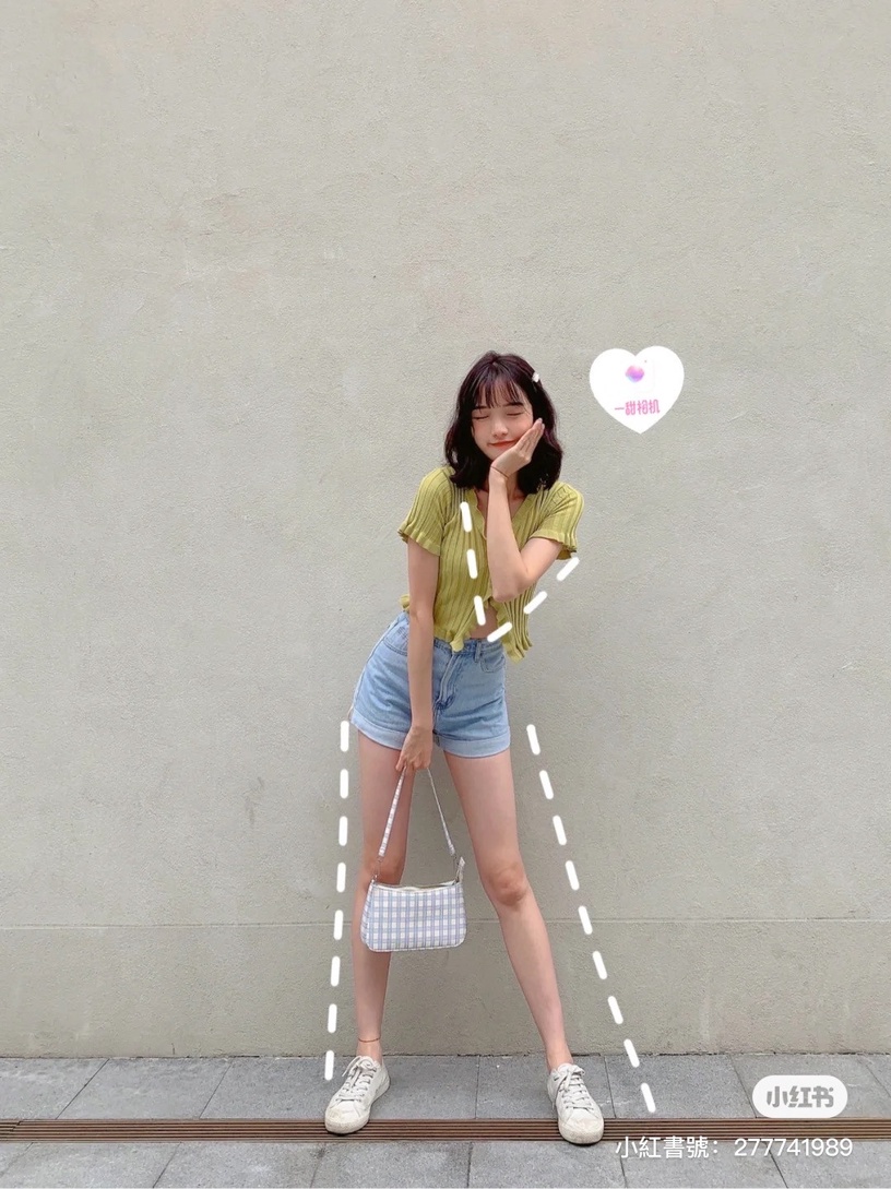 顯高顯瘦拍照Pose1:回頭摀嘴笑