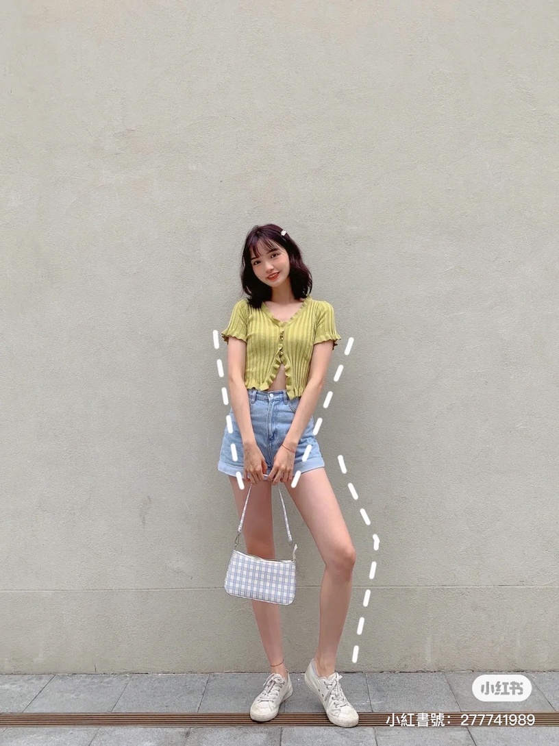 顯高顯瘦拍照Pose1:回頭摀嘴笑