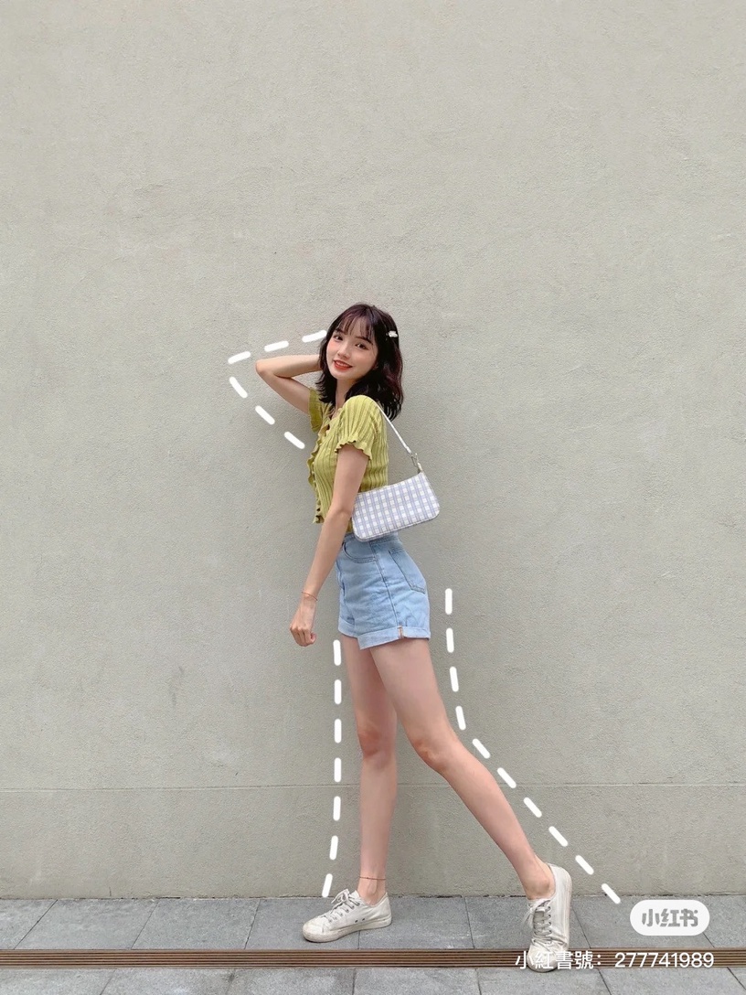 顯高顯瘦拍照Pose1:回頭摀嘴笑