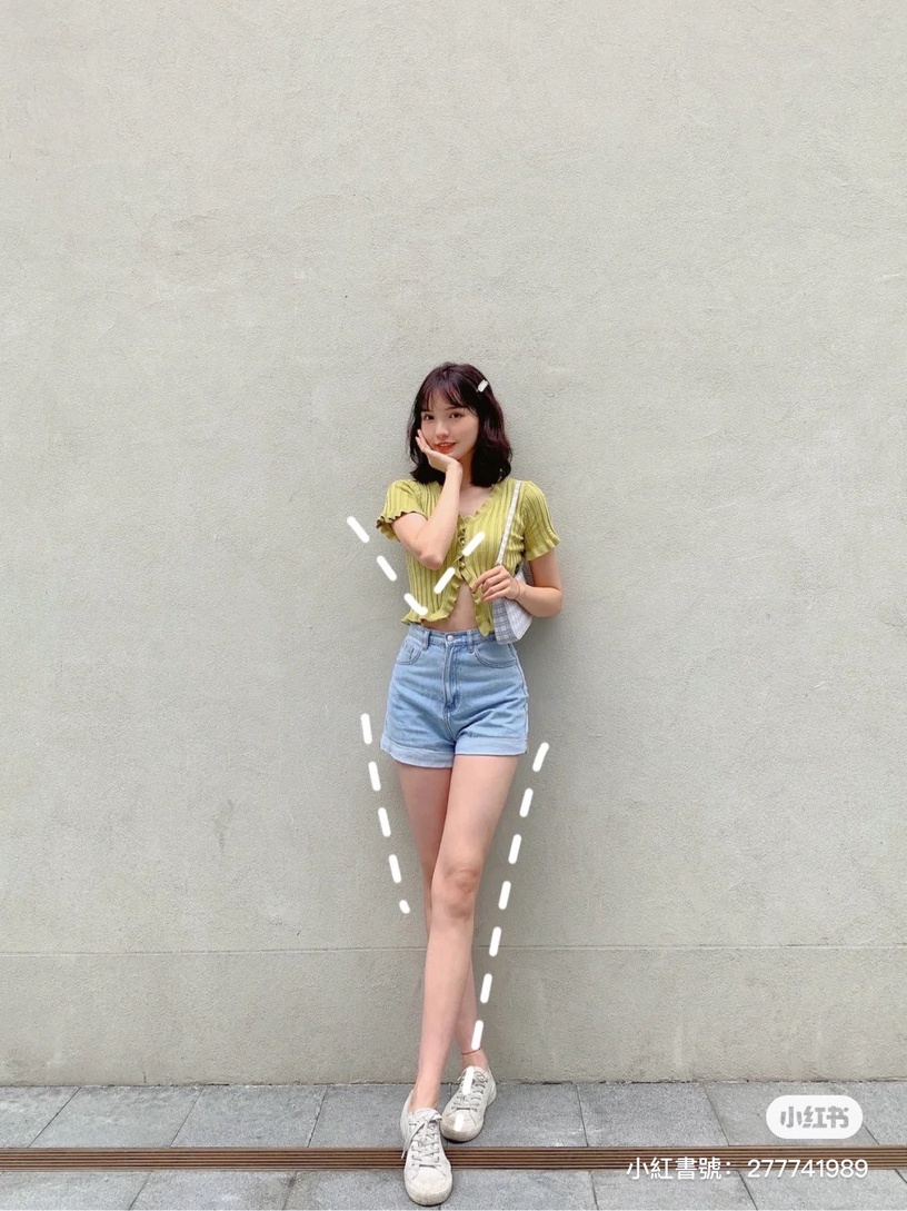 顯高顯瘦拍照Pose1:回頭摀嘴笑