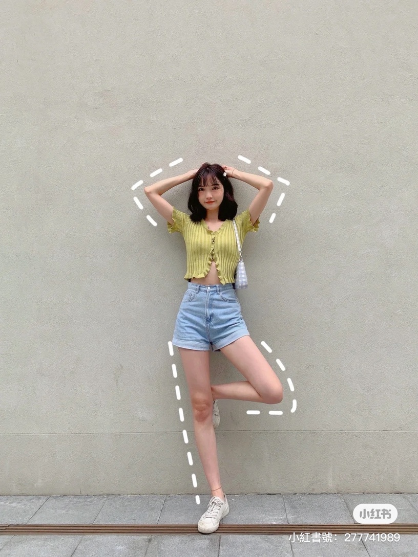 顯高顯瘦拍照Pose1:回頭摀嘴笑