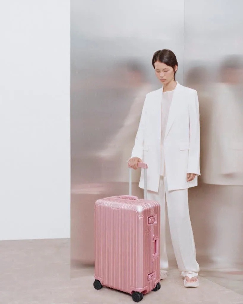 今年最美粉紅色!Rimowa 夢幻「玫瑰石英粉」新色登場,斜背包、手機殼耐用又時尚!