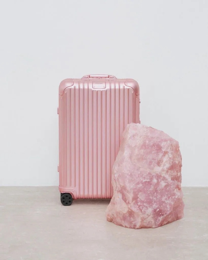 今年最美粉紅色!Rimowa 夢幻「玫瑰石英粉」新色登場,斜背包、手機殼耐用又時尚!