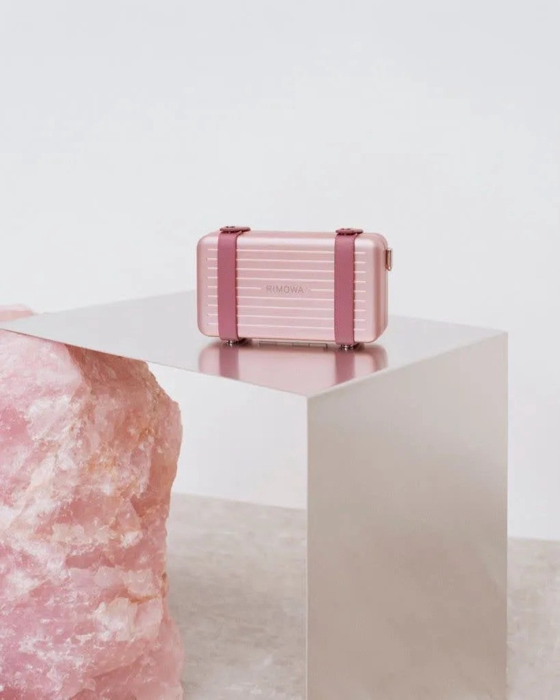今年最美粉紅色!Rimowa 夢幻「玫瑰石英粉」新色登場,斜背包、手機殼耐用又時尚!