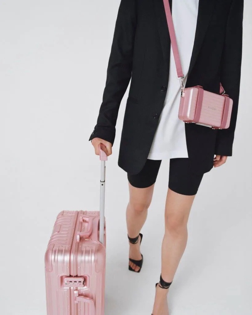 今年最美粉紅色!Rimowa 夢幻「玫瑰石英粉」新色登場,斜背包、手機殼耐用又時尚!
