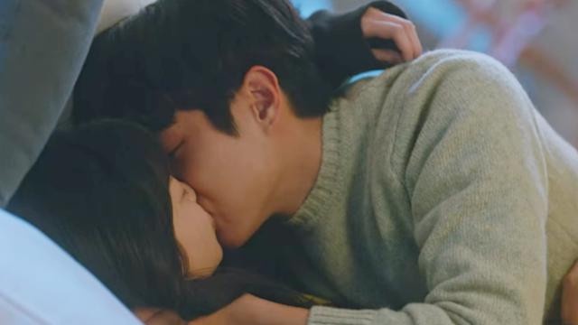 韓劇「隱藏的吻戲匠人」!《細胞小將》吻戲超火辣,李俊昊安孝燮直接把人「扛起來親」