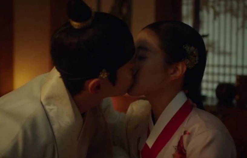 韓劇「隱藏的吻戲匠人」!《細胞小將》吻戲超火辣,李俊昊安孝燮直接把人「扛起來親」