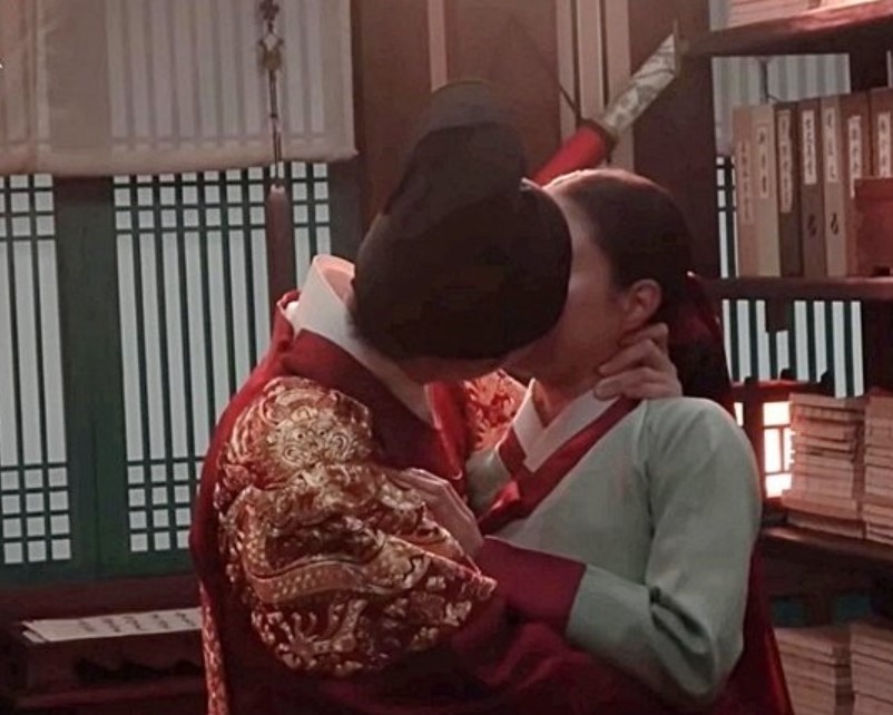 韓劇「隱藏的吻戲匠人」!《細胞小將》吻戲超火辣,李俊昊安孝燮直接把人「扛起來親」