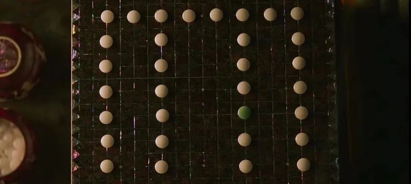 《紅丹心》超強「鏡頭語言」解析!「棋子」隱喻太絕,張赫倒掉毒茶,早暗示他的結局?