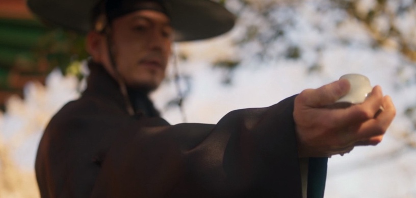 《紅丹心》超強「鏡頭語言」解析!「棋子」隱喻太絕,張赫倒掉毒茶,早暗示他的結局?