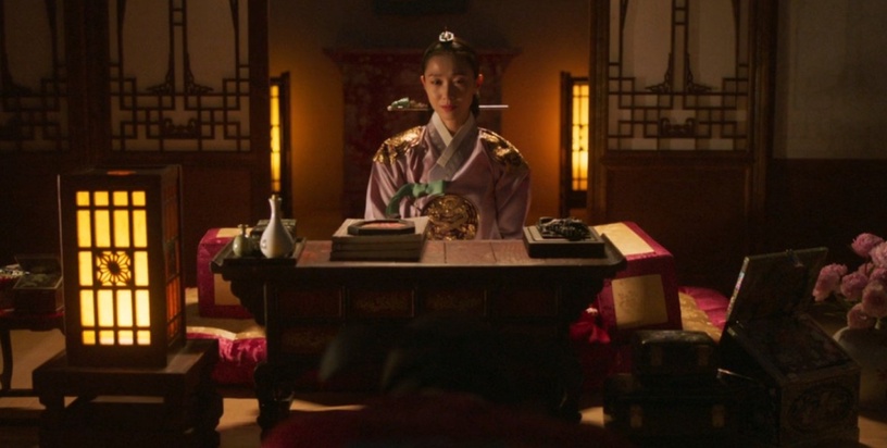《紅丹心》超強「鏡頭語言」解析!「棋子」隱喻太絕,張赫倒掉毒茶,早暗示他的結局?