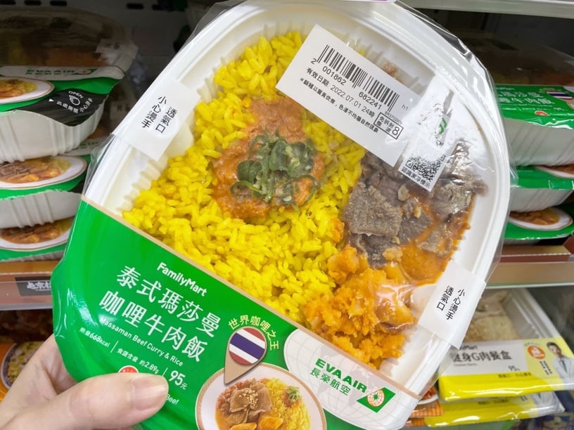 全家開賣飛機餐!全家聯手長榮航空推10款聯名美食,機上奶油餐包、米果也有!