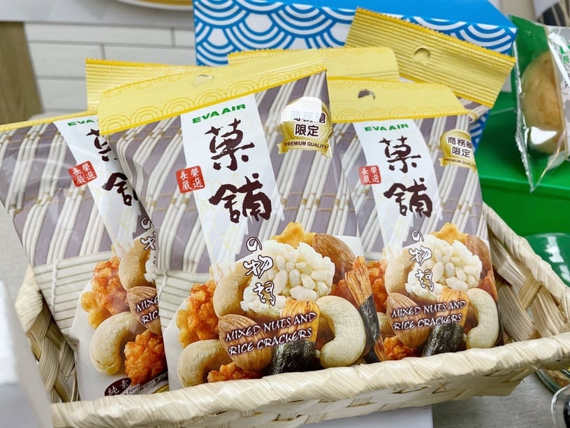全家開賣飛機餐!全家聯手長榮航空推10款聯名美食,機上奶油餐包、米果也有!
