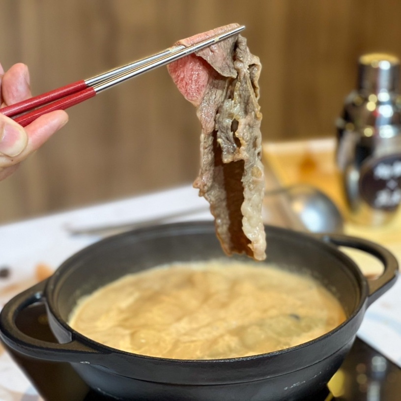 萬波珍奶免費喝!王品尬鍋x萬波推「啵霸辣奶鍋」,吃得到Q彈珍珠,加推萬波奶茶霜淇淋