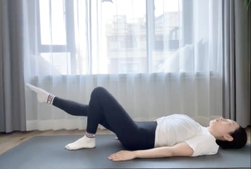 躺著也能瘦!薩爾曼「瘦小腹運動」每天4分鐘,一次消滅肥肚&象腿,產後瘦身也適用