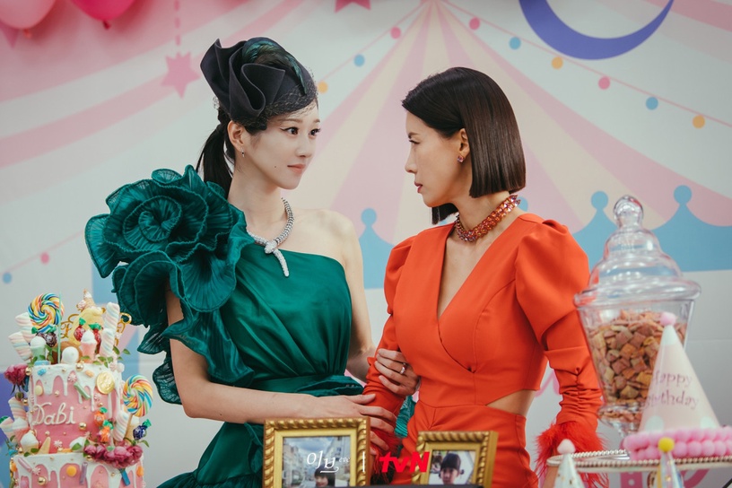 「造型超搶眼」韓劇女主!《安娜》秀智婚紗美翻,《夏娃》徐睿知這套被吐嘈「像蠶蛹」