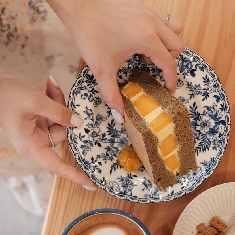▼朝暮豆行蜜香紅茶芒果生乳三明治/150元