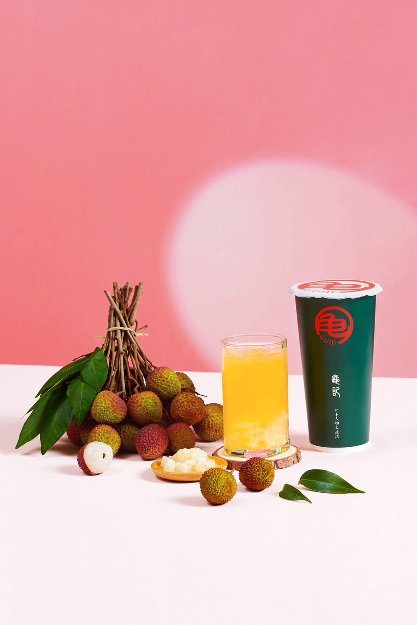 龜記必喝+1!龜記新品「玉荷包茶王」報到,完熟玉荷包荔枝+龜記茶王打造限定嚴選手搖